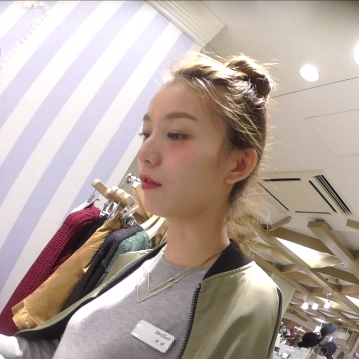 4Ｋレベルのパンチラ★八重歯の綺麗な高級アパレル店の店員さん！ロングスカート内を奇跡の逆さ撮り